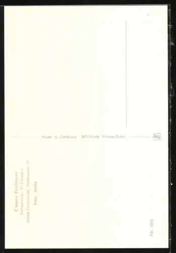 AK Musikerin Conny Froboess im weissen Rock an einem Terrassenzaun