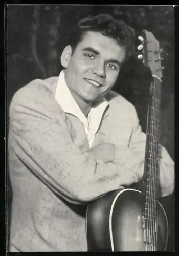 AK Musiker Ted Herold mit Gitarre und verschränkten Armen