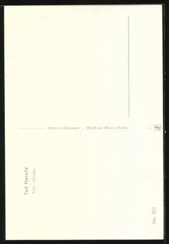 AK Musiker Ted Herold mit Gitarre und verschränkten Armen