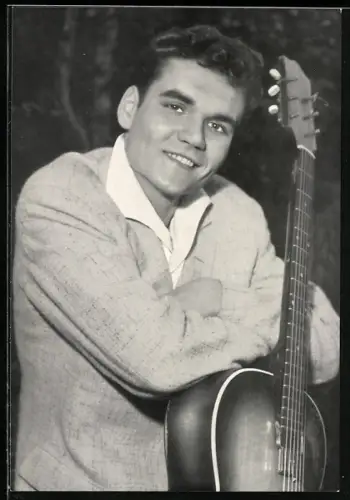 AK Musiker Ted Herold mit Gitarre und verschränkten Armen
