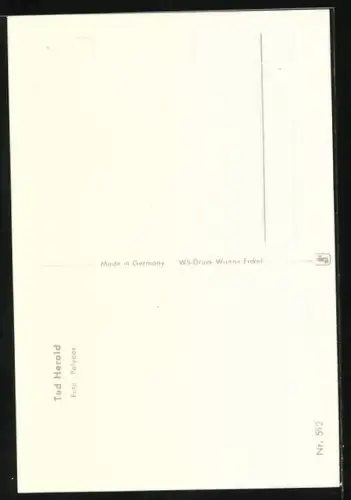 AK Musiker Ted Herold mit Gitarre und verschränkten Armen