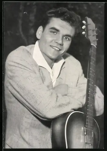 AK Musiker Ted Herold mit Gitarre und verschränkten Armen