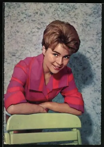 AK Musikerin Conny Froboess lehnt sich über einen Gartenstuhl