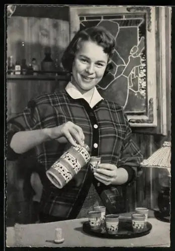 AK Musikerin Conny Froboess lächelnd einen Becher füllend