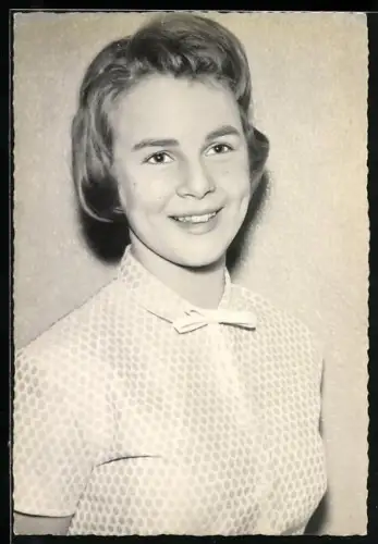 AK Musikerin Conny Froboess lächelt