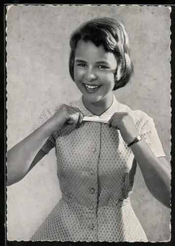 AK Musikerin Conny Froboess im Kleid