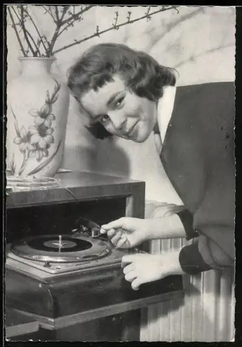 AK Schauspielerin Conny Froboess am Schallplattenspieler