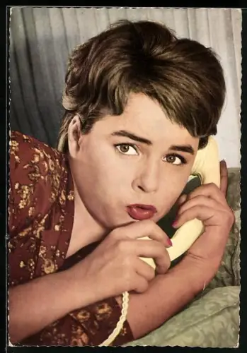 AK Musikerin Conny Froboess am Telefon posierend