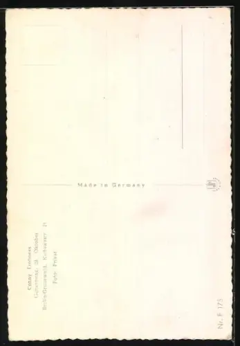 AK Musikerin Conny Froboess am Telefon posierend