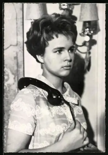 AK Musikerin Conny Froboess mit Telefonhörer