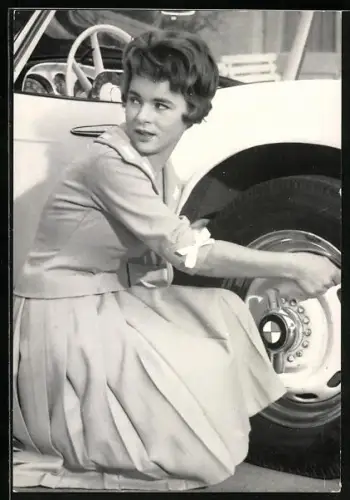 AK Musikerin Conny Froboess Prüft die Luft am Auto BMW 507