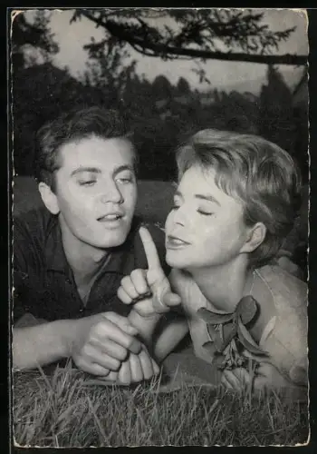 AK Musiker Rex Gildo liegt neben Musikerin Conny Froboess im Gras