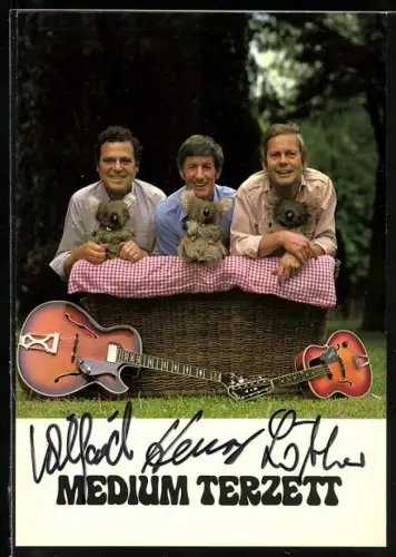 AK Musiker des Medium Terzetts mit Stofftieren, Autogramme