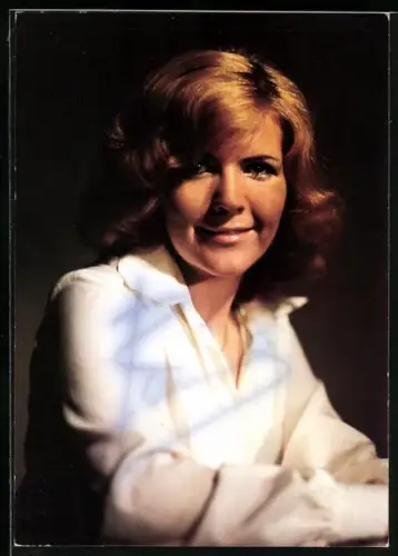 AK Musikerin Janine in weisser Bluse