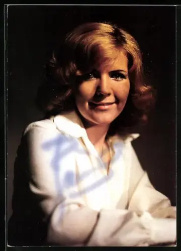 AK Musikerin Janine in weisser Bluse