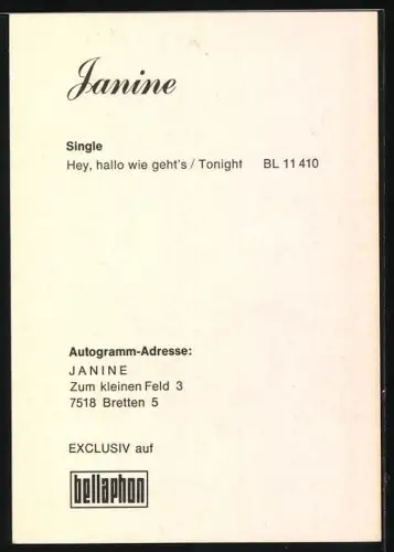 AK Musikerin Janine in weisser Bluse