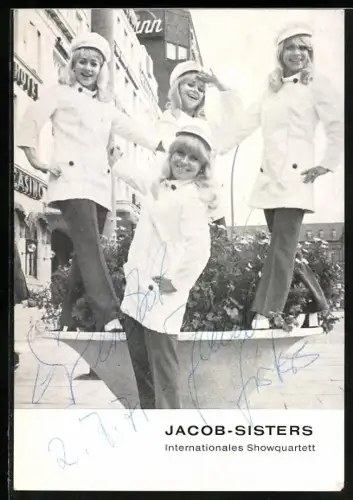 AK Musikerinnen der Gruppe Jacob-Sisters in Bühnenoutfits, Autogramme