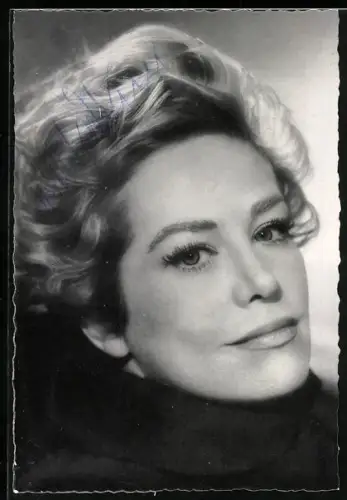 AK Musikerin Hildegard Knef schaut seitlich