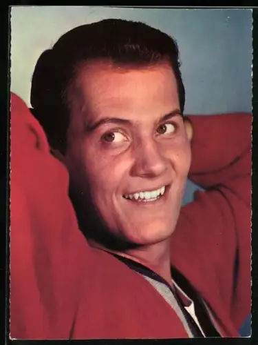 AK Musiker Pat Boone lächelt in roter Jacke