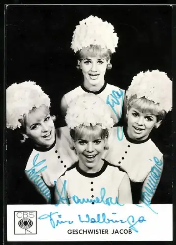 AK Musikerinnen der Band Geschwister Jacob blicken in die Kamera, Autogramme