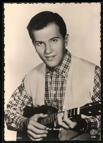 AK Musiker Pat Boone mit Gitarre in der Hand