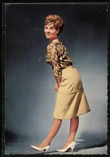 AK Musikerin Conny Froboess mit Rock und Pumps