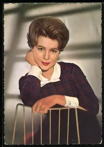 AK Portrait der Sängerin Conny auf einem Stuhl sitzend