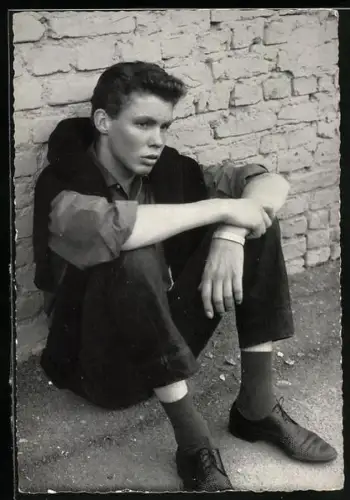 AK Sänger Peter Kraus sitzt nachdenklich an einer Mauer