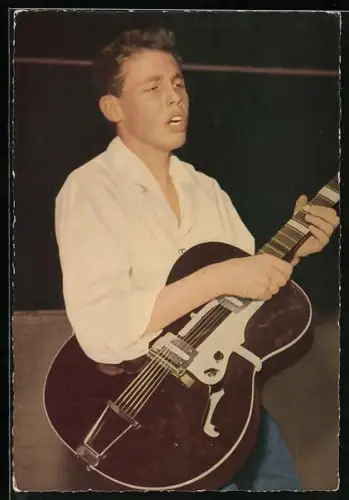 AK Musiker Peter Kraus bei einem Auftritt mit Gitarre