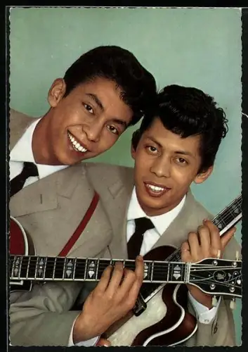 AK Musikduo Die Blue Diamonds mit ihren Gitarren