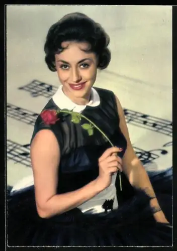 AK Caterina Valente mit Rose vor einem Notenblatt