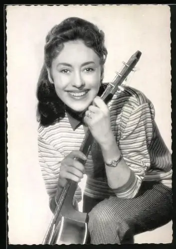 AK Musikerin Caterina Valente mit Gitarre