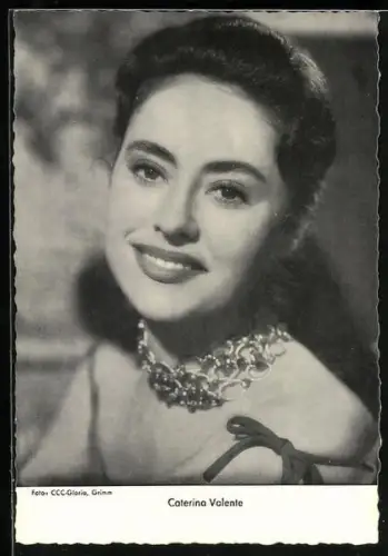 AK Schauspielerin Caterina Valente lächelnd in Kamera schauend