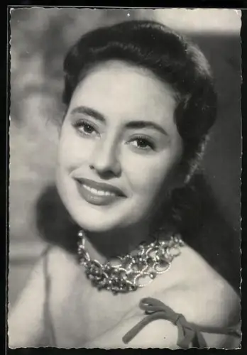 AK Schauspielerin Caterina Valente mit Halskette