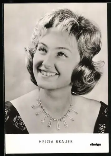AK Musikerin Helga Brauer mit Föhnfrisur und Halskette