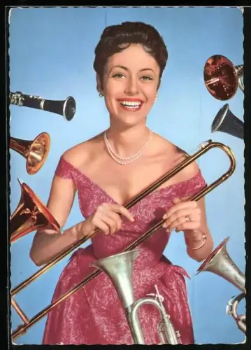 AK Musikerin Caterina Valente zwischen Blasinstrumenten lächelnd