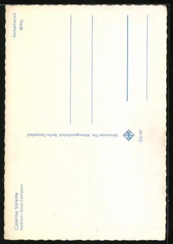 AK Musikerin Caterina Valente zwischen Blasinstrumenten lächelnd