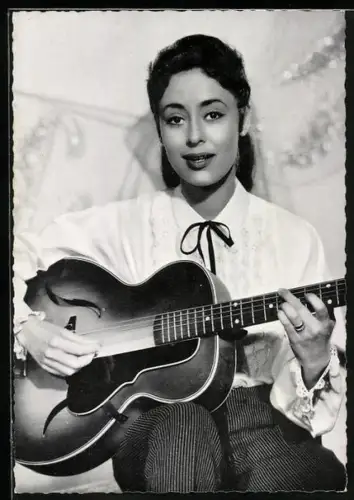 AK Musikerin Caterina Valente auf Gitarre spielend