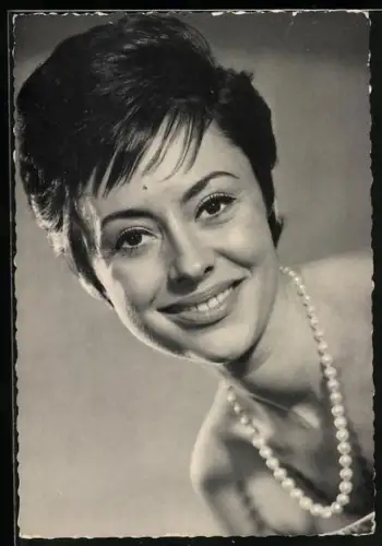 AK Musikerin Caterina Valente mit Halskette posierend