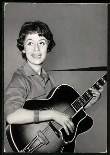 AK Musikerin Caterina Valente mit Gitarre beim Auftritt