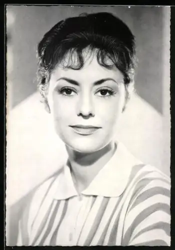 AK Caterina Valente in einer gestreiften Bluse