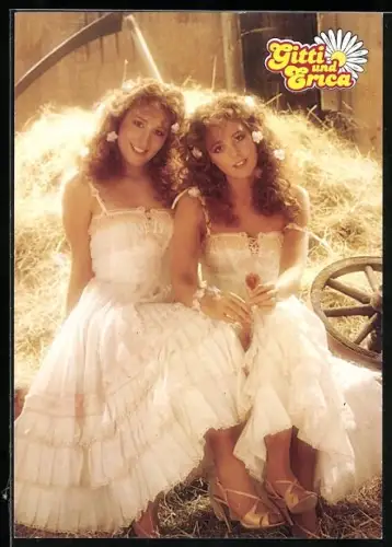 AK Gitti und Erica vor einem Strohhaufen im Stall