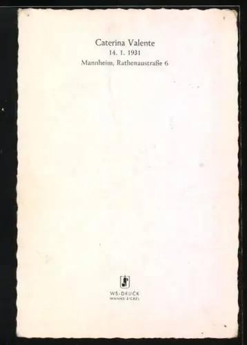 AK Musikerin Caterina Valenta posiert mit einem Pudel