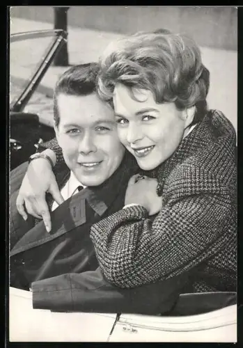 AK Musiker Conny Froboess und Peter Weck in einem Cabrio