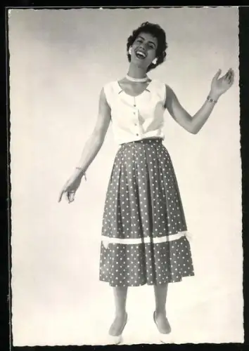 AK Margot Eskens, Portrait der Schauspielerin in sommerlicher Mode