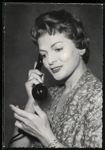 AK Schauspielerin Lys Assia telefoniert lächelnd