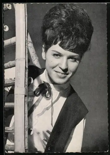 AK Musikerin Manuela lächelnd neben Bambus