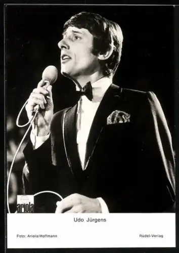 AK Udo Jürgens mit Mikrofon und Fliege