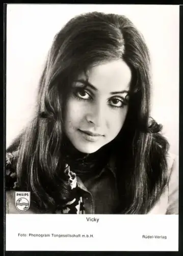 AK Vicky mit ernstem Blick