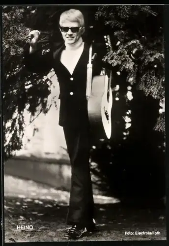 AK Heino mit Gitarre an einem Gewässer im Grünen